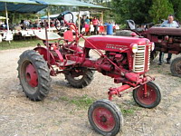 Tracteur, Mc Cormick Farmall Cub (Fete de la Moisson St Simeon de Bressieux 2006)